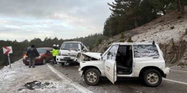 Buzlanma nedeniyle arazi aracıyla kamyonet çarpıştı: 2 yaralı
