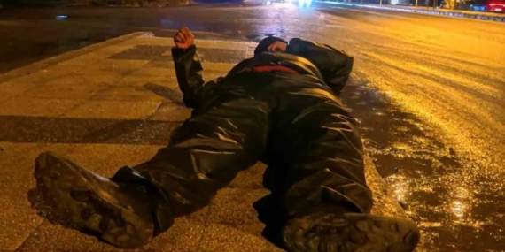 Buzlu yolda motosiklet kaydı, yola savrulan kurye yaralandı