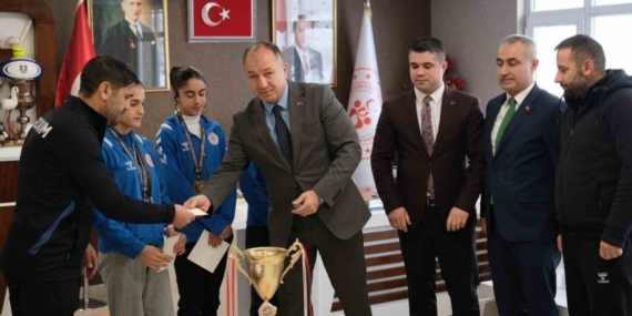 Çakmur şampiyon atletleri ödüllendirdi