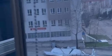 Cami’nin çatısı uçtu, yol kapandı