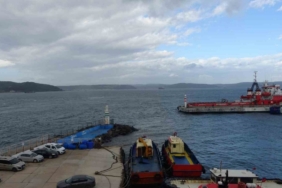 Çanakkale Boğazı fırtına nedeniyle trafiğe kapandı