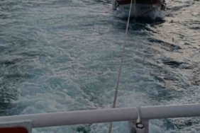 Çanakkale Boğazı’nda makine arızası yaparak sürüklenen tekne kurtarıldı