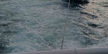 Çanakkale Boğazı’nda makine arızası yaparak sürüklenen tekne kurtarıldı