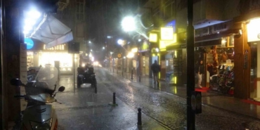 Çanakkale’de sağanak sonrası cadde ve sokaklar göle döndü