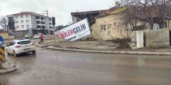 Çankaya Mahallesi’nde fırtına maddi hasara yol açtık