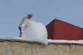 Çatak’ta kar mesaisi: Vatandaşlar damlarda kar temizlemeye başladı