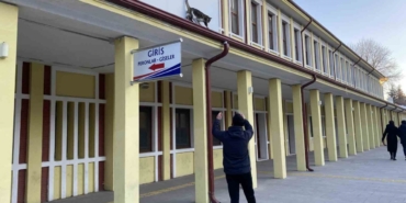 Çatıda mahsur kalmış gibi bağırıp gençlerle oynayan kedi yine aynısını yaptı