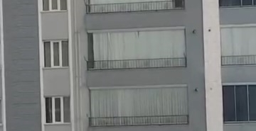 Çatıdaki karı temizlerken hayatını hiçe saydı