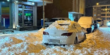 Çatıdan düşen kar kütlesi park halindeki otomobile zarar verdi