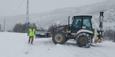 Çemişgezek’te karla kaplı yol açıldı, ekipler hasta inek için seferber oldu