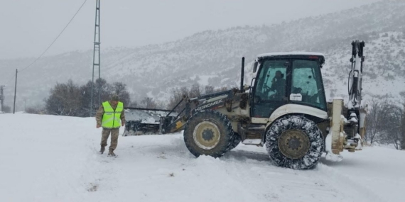 Çemişgezek’te karla kaplı yol açıldı, ekipler hasta inek için seferber oldu