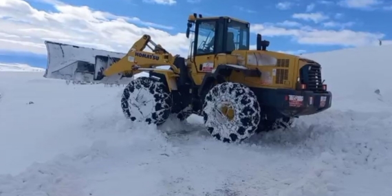 Cenaze aracı yolda kaldı, iş makineleri kapanan yolu açtı