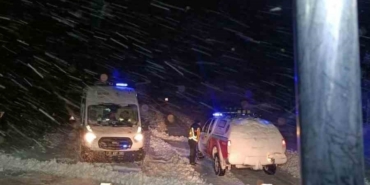 Çermik’te karda mahsur kalan ambulans kurtarıldı