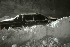 Çığ altında kalan araca 2 saatlik operasyon: Mahsur kalan vatandaşlar kurtarıldı