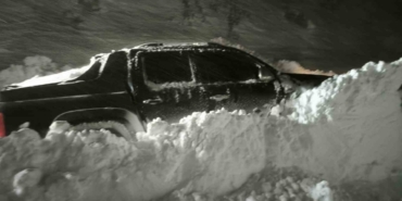 Çığ altında kalan araca 2 saatlik operasyon: Mahsur kalan vatandaşlar kurtarıldı