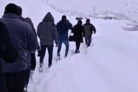 Çığla kapanan yolda mahsur kalan 100 kişi köyde misafir edildi