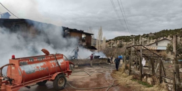Çıkan yangında ev küle döndü, 1 kişi dumandan etkilendi, 3 hayvan telef oldu