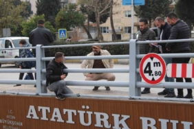 Çocuğunu görmek için alt geçidin üstüne çıkan şahıs ikna edildi