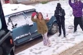 Çocuklar karları temizlemesin diye temizleme aracını kartopuna tuttu