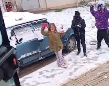 Çocuklar karları temizlemesin diye temizleme aracını kartopuna tuttu