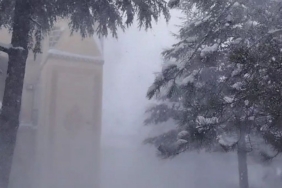 Çocuklar tipiye aldırmadı, kar topu oynadı