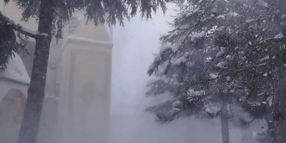 Çocuklar tipiye aldırmadı, kar topu oynadı