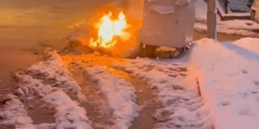 Çöp konteynırı yanına bırakılan eşyalar alev aldı