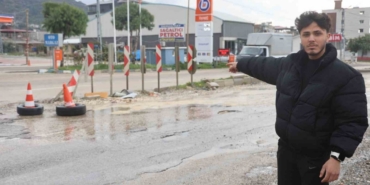 Çukura düşen araçları durdurmaya çalıştı, başarısız oldu