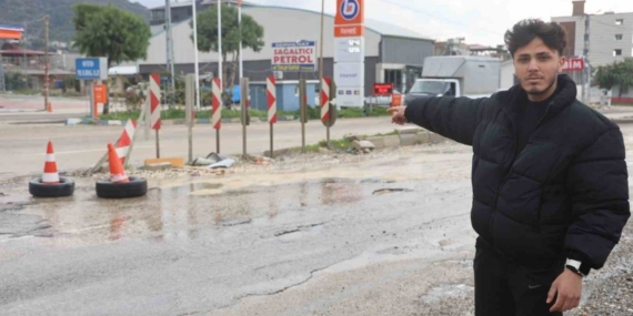 Çukura düşen araçları durdurmaya çalıştı, başarısız oldu