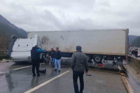 D-650 yolunda trafiği durduran kaza