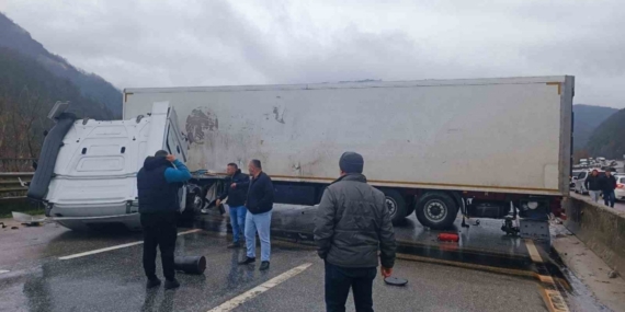 D-650 yolunda trafiği durduran kaza