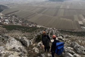 Dağda mahsur kalan keçi ekipler tarafından kurtarıldı