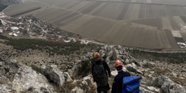 Dağda mahsur kalan keçi ekipler tarafından kurtarıldı