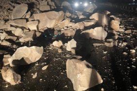 Dağdan kopan kayalar yolu trafiğe kapattı