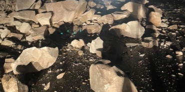 Dağdan kopan kayalar yolu trafiğe kapattı