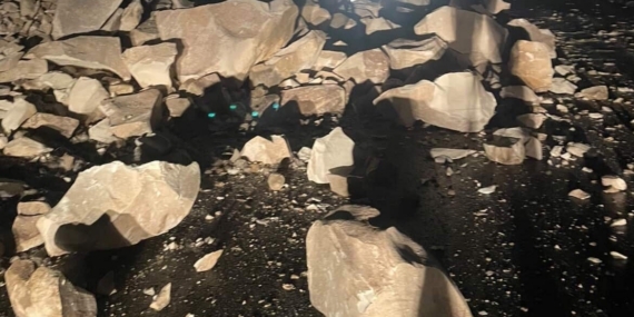 Dağdan kopan kayalar yolu trafiğe kapattı