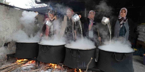 Dalında 5 TL olan turunç, kadınların elinde kara kazanda değer kazandı