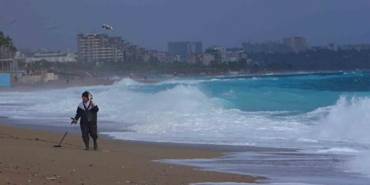 Define avcıları fırtınada iş başında: Dev dalgaların vurduğu sahilde dedektörle arama yaptılar