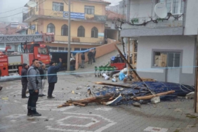 Demirci’de şiddetli fırtına cami minaresini yıktı