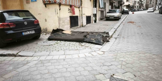 Denizli’de şiddetli rüzgar hayatı olumsuz etkiledi: çatılar uçtu, insanlar yürüyemedi