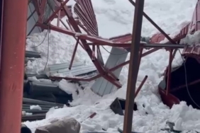 Derecik’te ahır çatısı çöktü