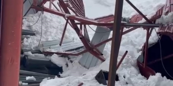 Derecik’te ahır çatısı çöktü