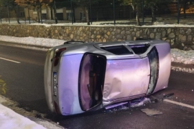 Devrilen otomobilde 1 kişi yaralandı