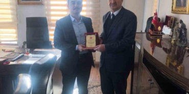 Dicle Kaymakamı Atış’tan emekliye ayrılan ilçe nüfus müdürüne plaket