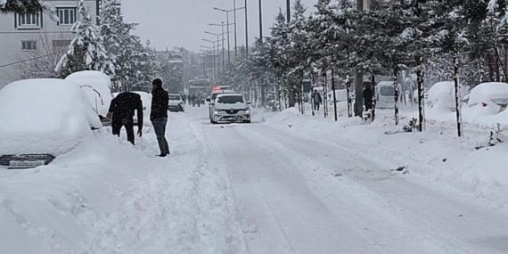 Dicle’de kar yağışı hayatı olumsuz etkiledi