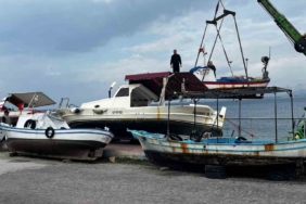 Dikili’de balıkçı tekneleri fırtınaya karşı karaya alındı