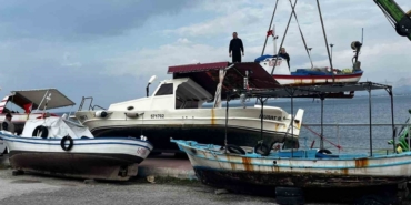 Dikili’de balıkçı tekneleri fırtınaya karşı karaya alındı