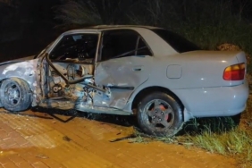 Direğe çarptı, hurdaya dönen araçtan yaralanmadan çıktı