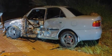 Direğe çarptı, hurdaya dönen araçtan yaralanmadan çıktı