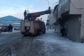 Diyadin’de tehlike oluşturan buz sarkıtları temizlendi